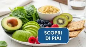 Piatto con avocado, spinaci, frutti di bosco, kiwi, crackers integrali e quinoa