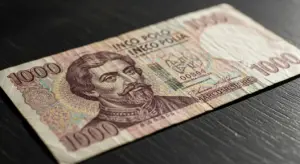 Banconota da mille lire italiana con ritratto maschile su sfondo scuro